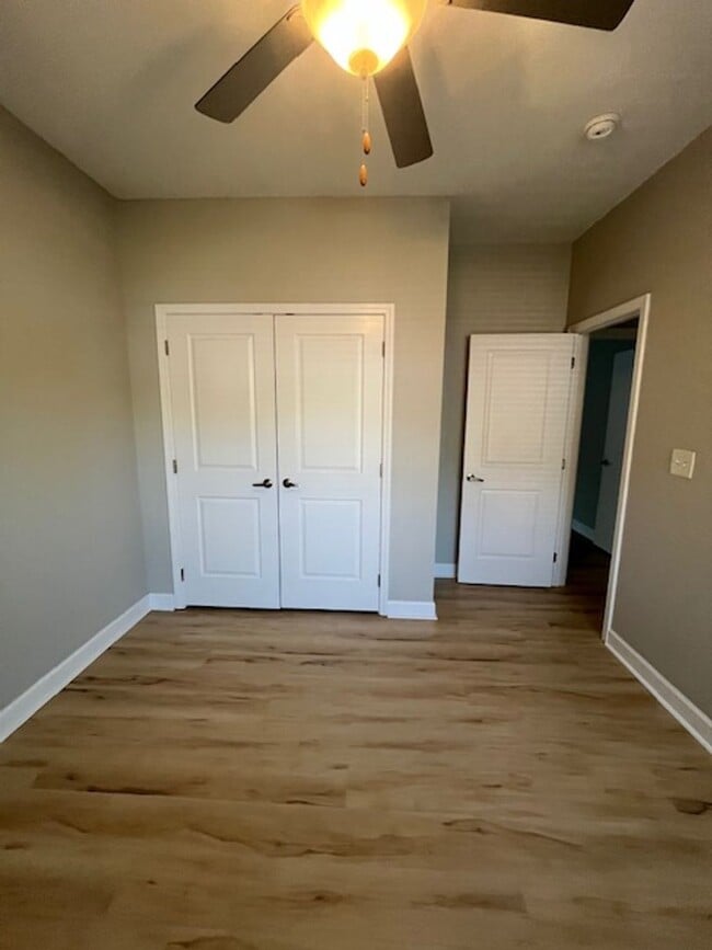 Building Photo - Beautiful modern upstairs condo with 2 full baths! Pet-friendly, with generous parking!