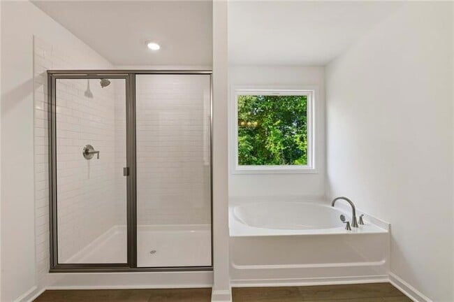 Building Photo - 204 Silverleaf Trl