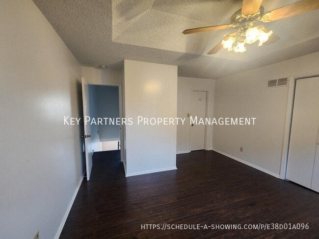 Building Photo - 1719 SW Parkridge Dr