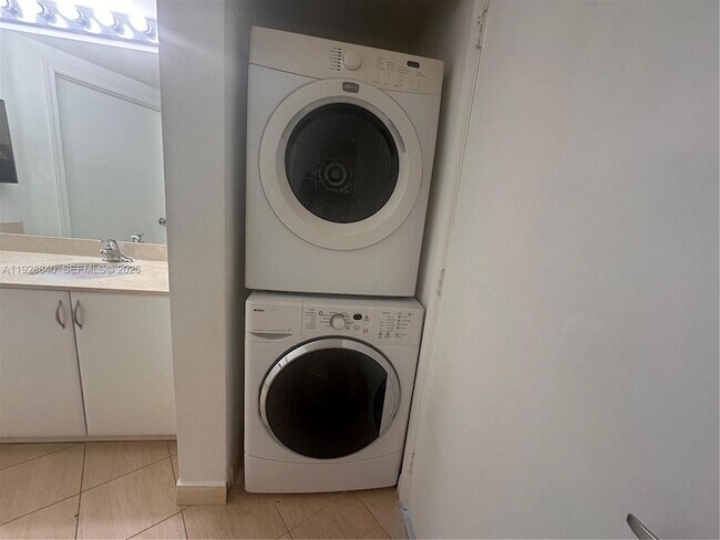 Building Photo - 1750 N Bayshore Dr