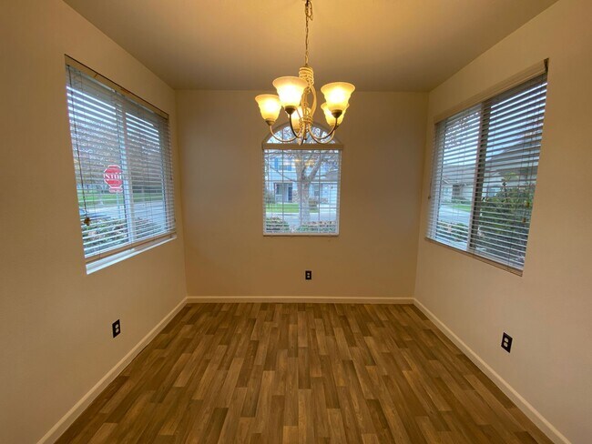 Building Photo - Cute Home in EGUSD