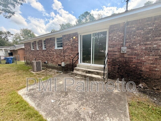 Building Photo - 1805 Carousel Cir