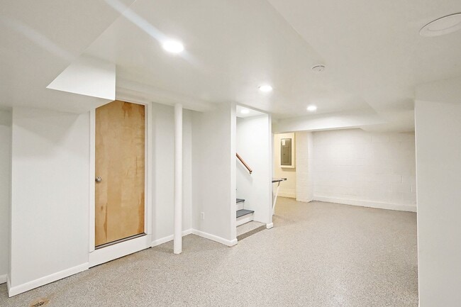 Building Photo - Move-in Ready Small Pet-Friendly Home