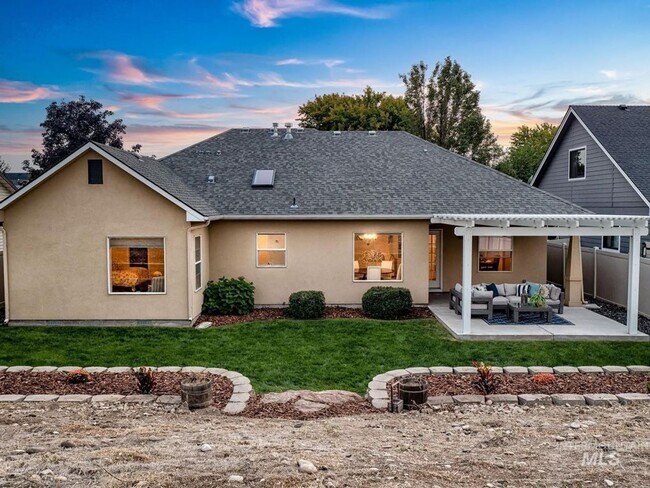 Building Photo - Stunning Home Near Warm Springs!