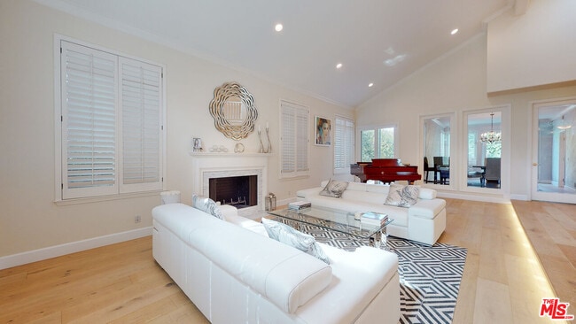 Building Photo - 4950 Densmore Ave