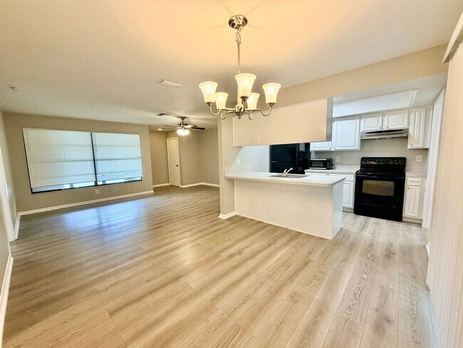 Building Photo - 2 Bedrooms 2 Bath Duplex in Cape Coral