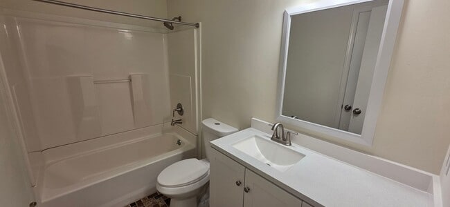 Building Photo - Large 4 Bedroom Located in Arlington!