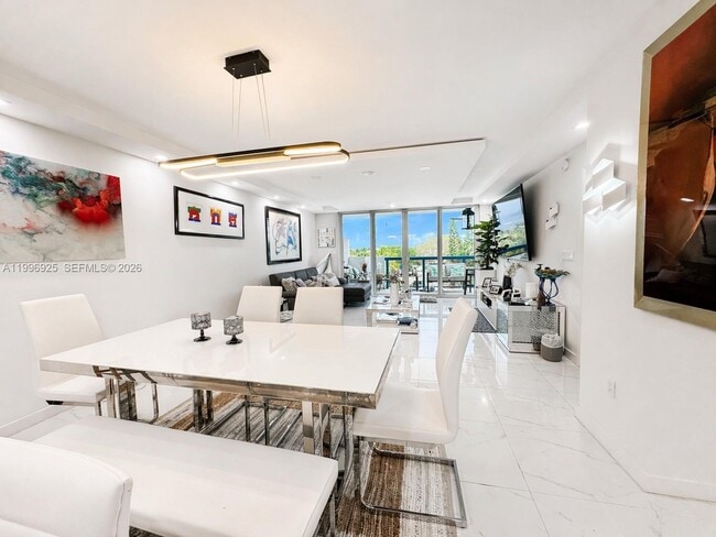 Building Photo - 2370 NE 135th St