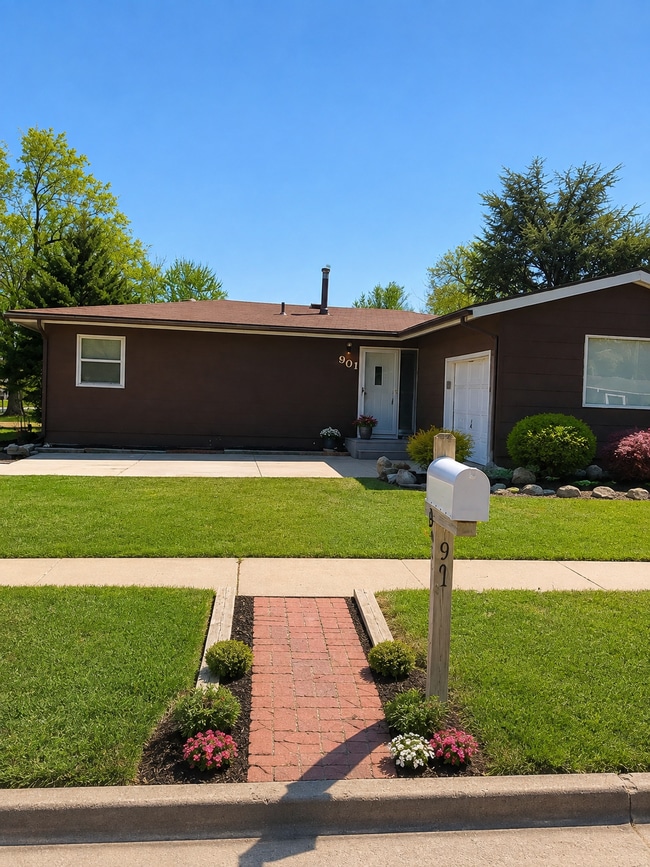 Building Photo - 901 N Wilbur Ln
