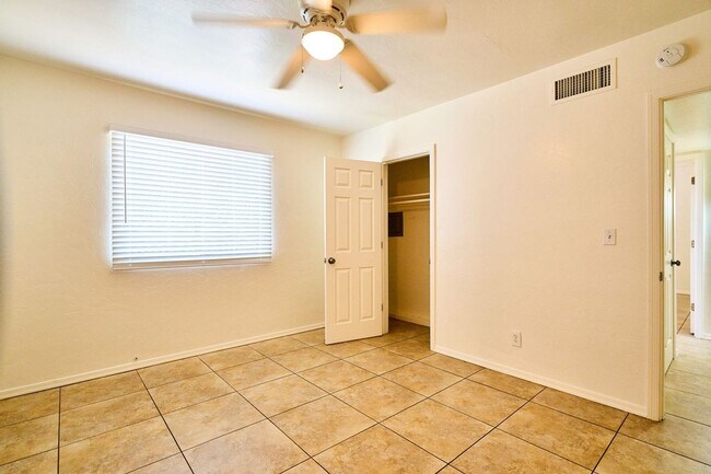 Building Photo - Eastside (Broadway and Wilmot) 3 bedroom, ...