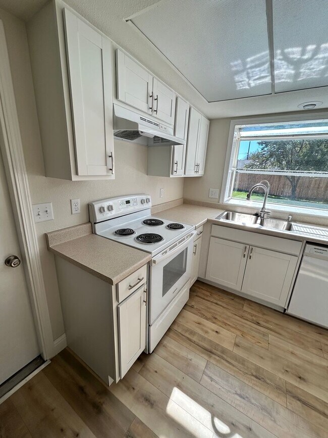 Building Photo - Newly Renovated 3 Bedroom, 2 Bath Home in ...