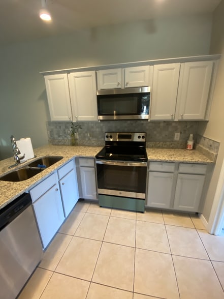 Building Photo - 1737 Royal Ridge Dr