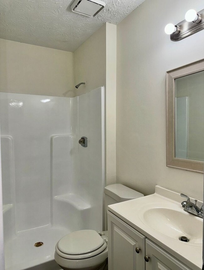 Building Photo - Updated 3 Bed/2 Bath Ranch Home on Quiet, ...