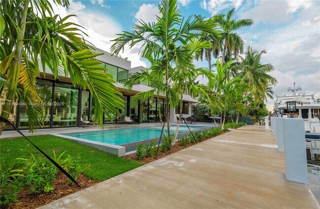 Building Photo - 401 Royal Plaza Dr