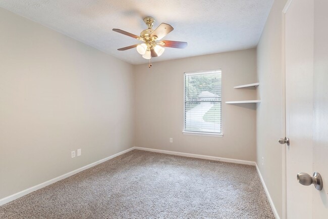 Building Photo - Spacious 3/2.5 Split Level w/ Large Bonus Room and Private Backyard!