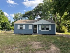 Building Photo - 901 Restbrook Ave