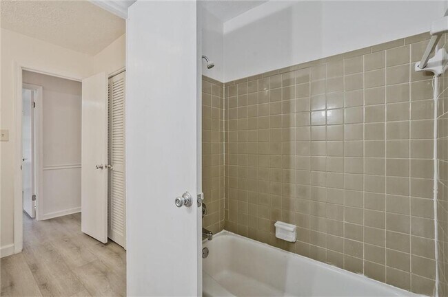 Building Photo - 2041 Collinswood Dr