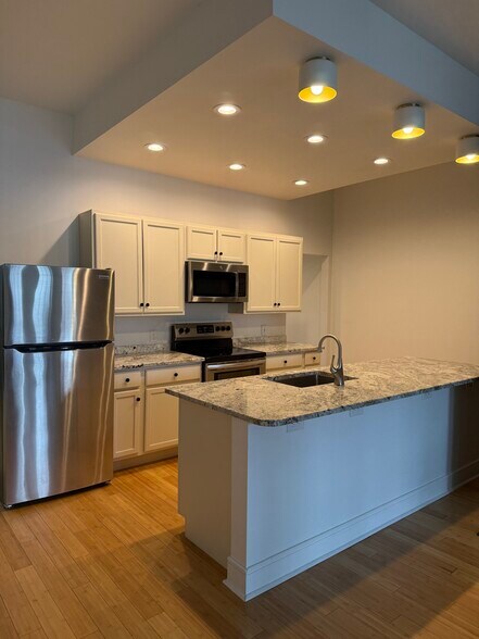 Building Photo - 17 W Main St