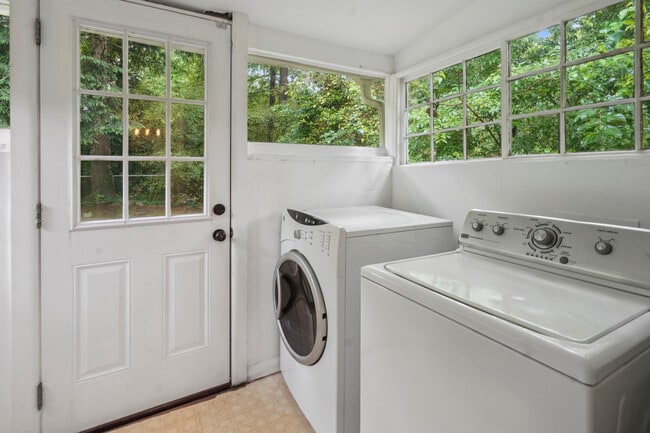 Laundry room - 1858 Lyle Ave