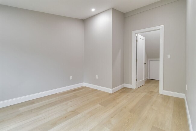 Building Photo - 192 Main St