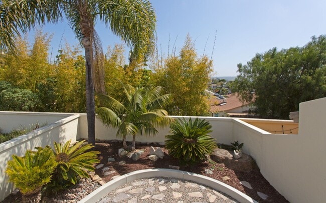 Building Photo - Gorgeous Townhome in Laguna Del Mar Community!