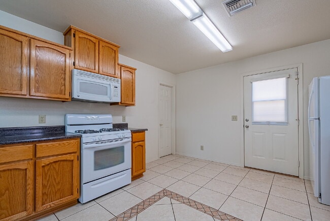 Building Photo - "Well Maintained 2-Bedroom, 2 Bathroom hom...
