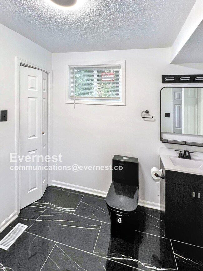 Building Photo - 2243 Spruce Ave