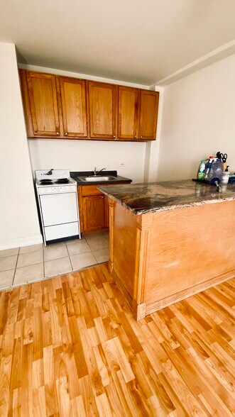 Building Photo - 3933 N Clarendon Ave