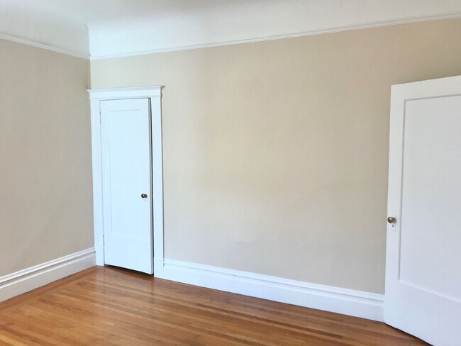 Building Photo - Top Floor Huge 4BR Flat, In Unit Laundry i...