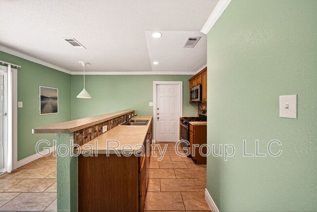 Building Photo - 517 Oak Dr