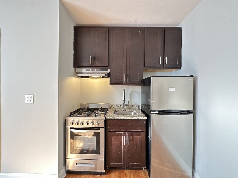 Building Photo - 627 W Patterson Ave