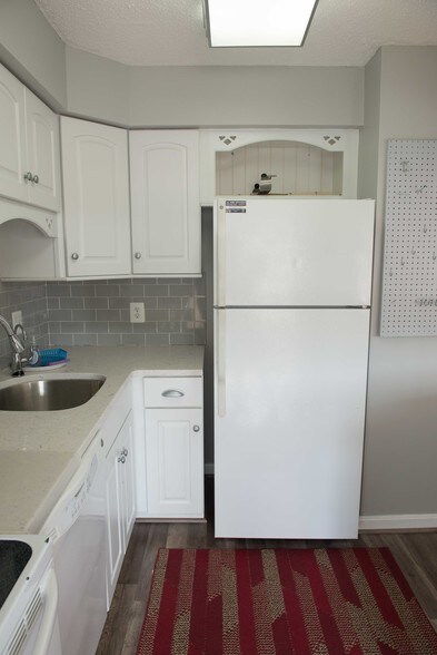 Building Photo - 1301 N Courthouse Rd