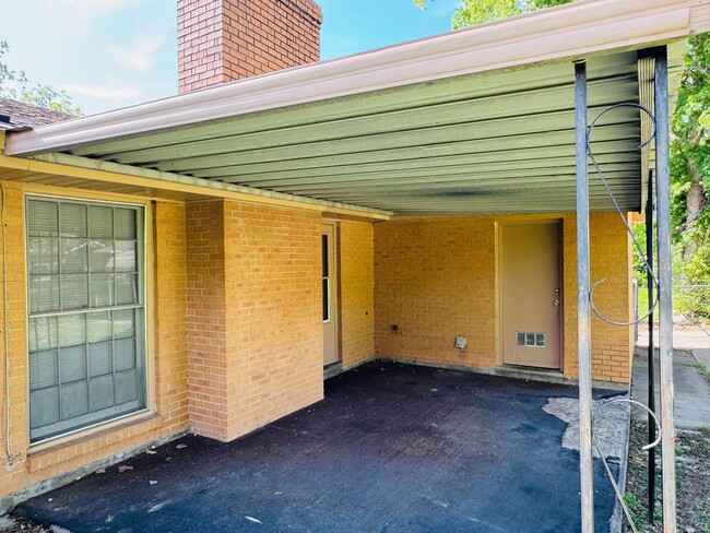 Building Photo - Cute & Cozy 3 Bedroom / 2 Bathroom in Mont...