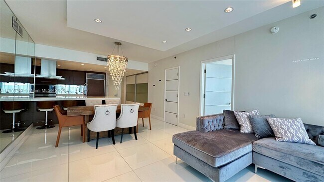 Building Photo - 495 Brickell Ave