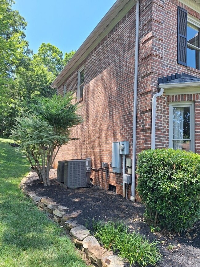 Building Photo - 4bd/3 bath located in desirable neighbor i...