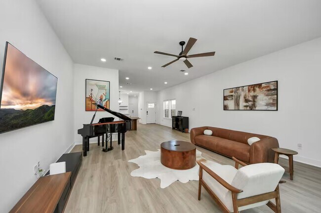 Building Photo - 6747 Peerless St