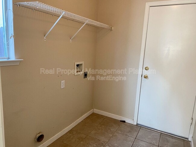 Building Photo - 6684 N Western Ave