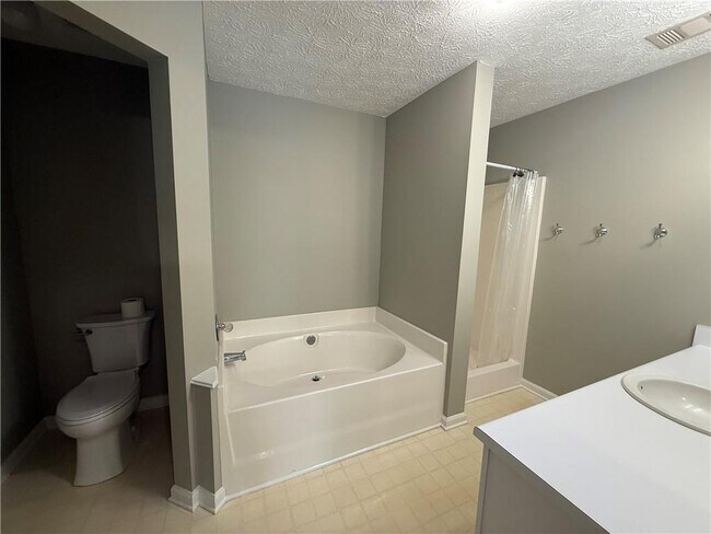 Building Photo - 1001 Holly Dr