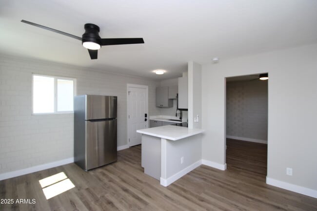 Building Photo - 802 S 11th Ave