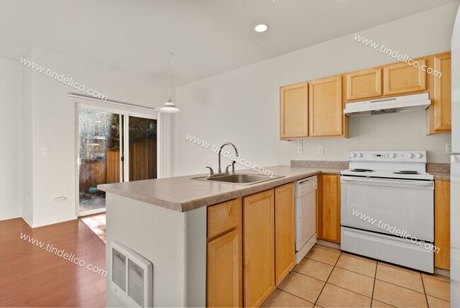 Building Photo - Spacious 2-Bedroom Townhouse with Dual Mas...