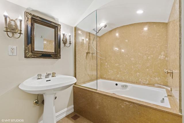 Building Photo - 2 bedroom in Chicago IL 60610