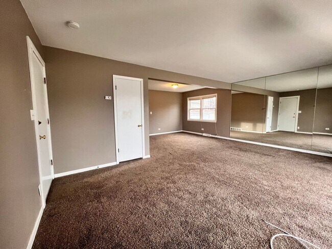 Building Photo - 16W671 56th St