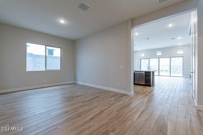 Building Photo - 21390 W Meadowbrook Ave