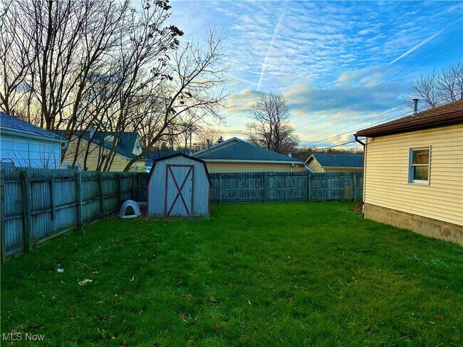 Building Photo - 294 N Edgehill Ave