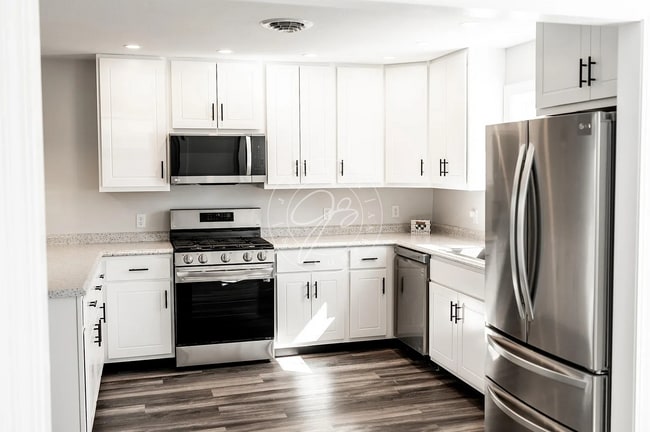 Building Photo - FULLY RENOVATED HOME NEAR DOWNTOWN PERRYSBURG | 3 BED | 2.5 CAR GARAGE | FENCED YARD