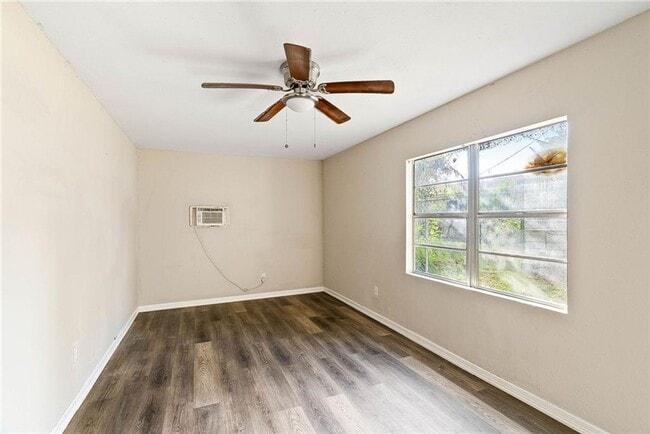 Building Photo - TWO BEDROOM ONE BATH UP FRONT WITH BACK APARTMENT