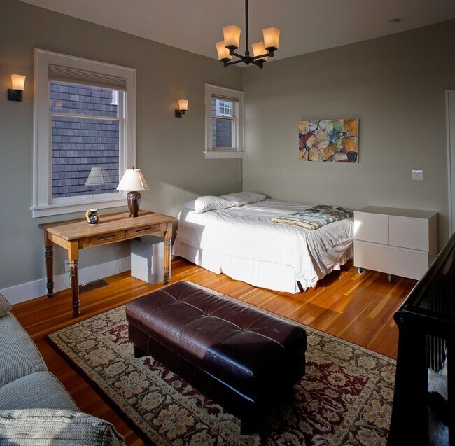 Building Photo - Gorgeous 3 bedroom Home Overlooking Bellin...