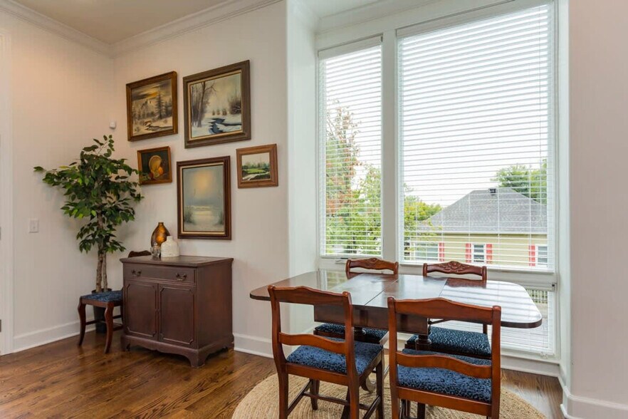 Building Photo - 814 Smiley St