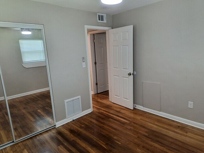 Building Photo - GORGEOUS REMODELED 3 BEDROOM 2 BATH