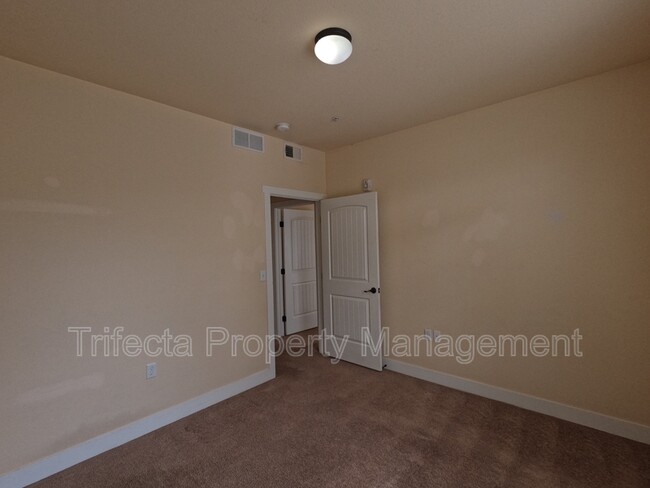 Building Photo - 2445 Windrow Dr